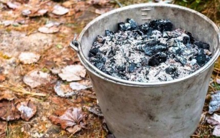 Чи можна використовувати попіл як добриво?